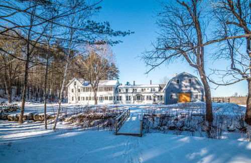 Whispering Waters Farmhouse and Wedding Barn - Foto 1