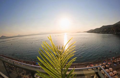 Stylish Rooftop Retreat with Hot Tub with Loutraki Beach - Foto 27