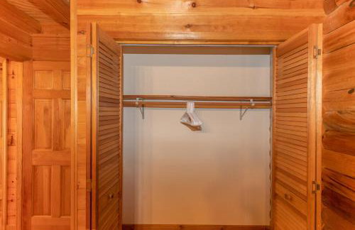 Treetops Cabin easy to Asheville with fast wifi and great view - Foto 16