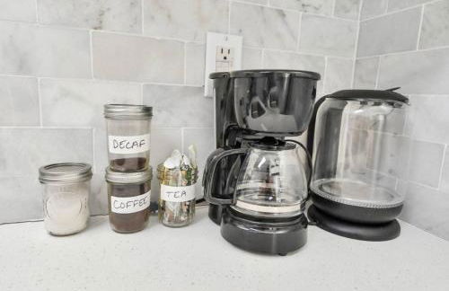 Modern 1BR Retreat Open Layout, Workspace, Views - Foto 16