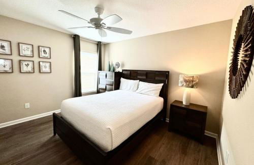 Cozy Oasis in Prime Location with Sunset Lake View, Golf Cart and Bathtub - Foto 25