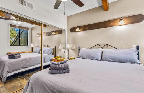 Charming Country Club Condo with Loft & Fireplace - Foto 10