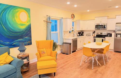 Walk Downtown, Private Parking, Short Drive to Beach & NAS - Foto 9