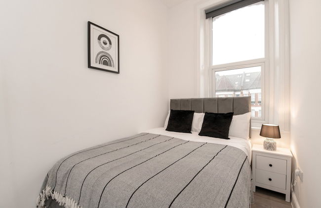 Woodside Park 3 Bedroom Apt with Parking - Foto 1