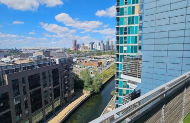 Executive E15 Apartment - Skyline Terrace & Free Private Parking - 5-min Walk to Abba Arena - Foto 36