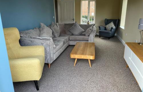 Stunning Large Detached Gloucester, 4 beds, 3 bedroom, 2 bathroom property, Nr Chelt, The Docks and Quays sleeps 6 - Photo 9