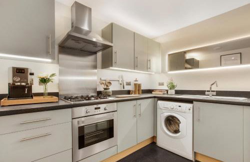 Stylish 2-Bed Apartment - Easy Access to London - Photo 6