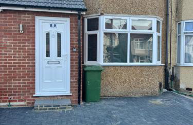 Lovely Hillingdon Family Holiday Home - 6 bedrooms - Foto 5