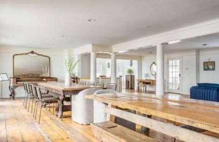 Historic & Secluded Estate on the Hudson River w/ Pool Sleeps 24 River House by Avantstay - Foto 31