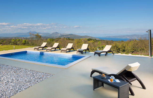 Detached Villa With Private Pool Located on Hill Overlooking Kvarner - Foto 29