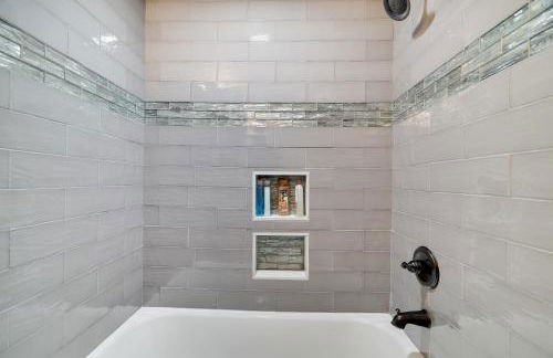 Whiskey Pines Retreat! Single Level Home, Outdoor Firepit, AC, BBQ! Sleeps 9 in Lake Harmony! - Foto 34