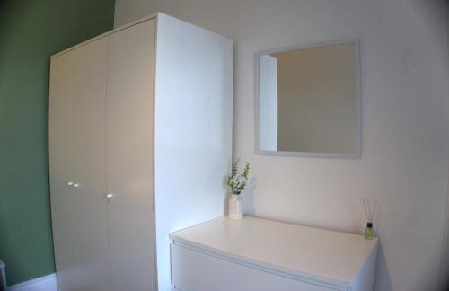 3BDR Town House in the Heart of Holyhead - Free Onsite Parking - Foto 36