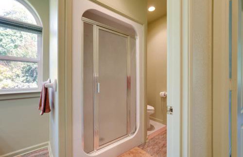 On McKenzie River! Home with Scenic Sunroom - Foto 20