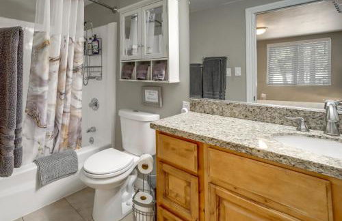 Fire Pit and Grill Spacious Forest Lakes Chalet - Foto 18