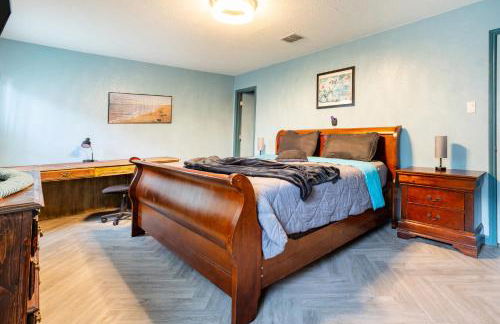 Ultimate Game Room Oasis for 12 - Private Patio - BBQ - 2 Kings - 6 TVs - Full-Body Massage Chair - Foto 25