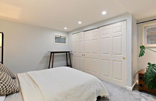 Lakefront Retreat on Lake Washington with Hot Tub Private Dock and Views - Foto 7