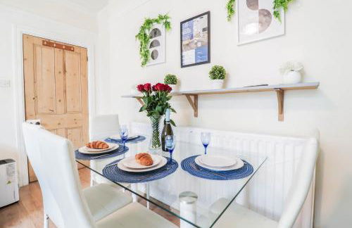 Spacious 4-Bed Home, Perfect Stay with Free WiFi - Foto 8