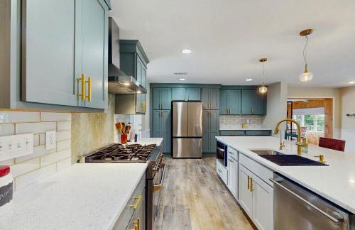 Serene 3BR Waterfront Retreat With A/C, Wifi, Two Kayaks, and Full Kitchen - Foto 9