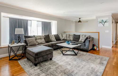 4 Bedrooms and 5 Beds with Game Room Only 5 min Drive to College and Perfect for Family's - Foto 13