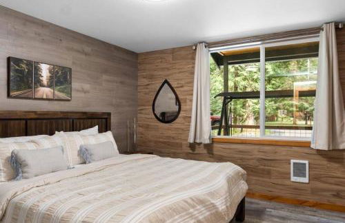 Luxe Chalet at Rainier Entrance with Hot Tub-AC-WiFi - Photo 19