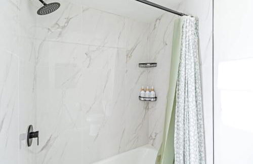 New Renovated 5BD Home with Hot Tub Sauna & Game Rm - Foto 8