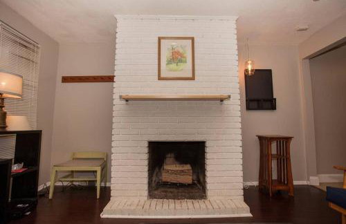 Hip & Cozy to Explore the City or Catch a Game - Foto 9