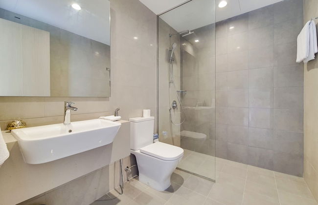 GreenFuture - Panoramic City View From This High-Rise Chic Condo - Photo 8