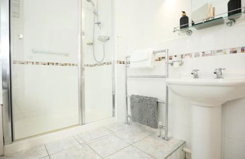 Modern 5-Bed Home, Guests 9, Secure Parking, Contractors - Foto 53