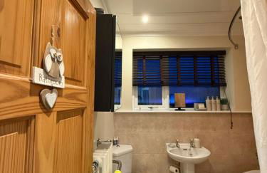 Stunning 2 Bedroom Bungalow - Free Parking - Convenient Location - Foto 8