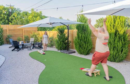 Modern 3BR Retreat with Fun Yard, Mini-Golf, Hot Tub & BBQ Dining Deck - Foto 45