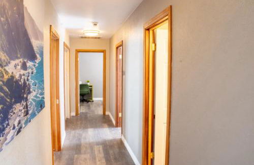 Private Home - #RedwoodSkyWalkRetreat - 5BD, Pro Pool Table, BBQ, Foosball, Darts, Fireplace, Movie Projector, Stereo, Cotton Bedding - Foto 25