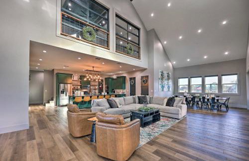 Lavish Riverfront Escape with Gas Grill! - Foto 1