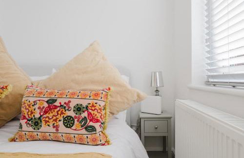 Corner House - Bright 2 Bed in Cheltenham - Photo 21