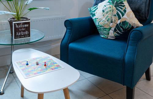 Stylish Innsworth home with garden & parking - Photo 36