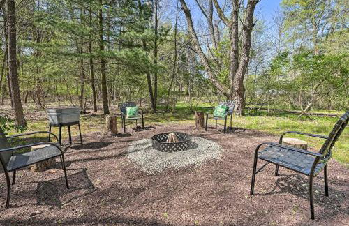 Sawyer Retreat with Fire Pit Less Than 2 Mi to Beaches! - Foto 27