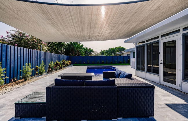 Modern Spacious Home With Pool Jacuzzi - Photo 35