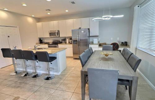 4BR Bella Vida Lakeview Pool Townhome - Photo 8