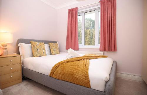 Is Y Coed Place By N And N Stays Ltd, Spacious 5 bed house in Wenvoe Cardiff, With Free Private Parking, Garden and WIFI - Photo 2