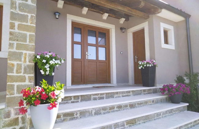 Modern Villa With Swimming Pool and Garden - Photo 24