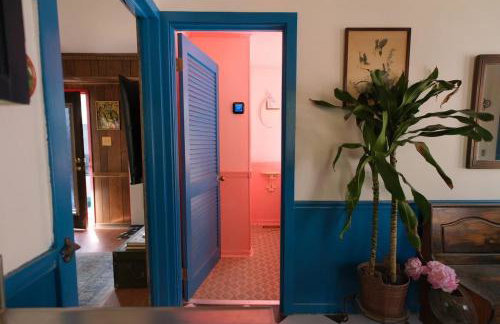 Vintage Lovers` Cabin with Jacuzzi & Lake Access - Foto 21