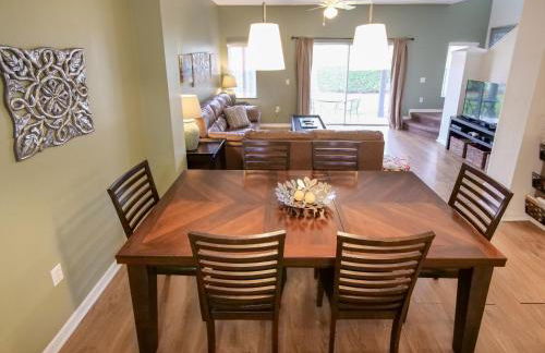 Family Getaway Townhome at Lake Berkley 15min to Disney - Foto 13