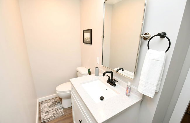 Modern 5 Bedroom Home Sleeps up to 12 15 min Walk to ND 2329 - Foto 31