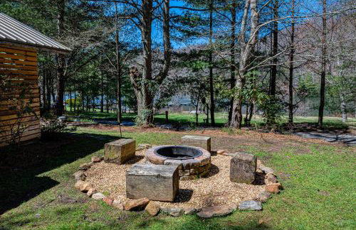 Cozy Lakefront Cabin on Lake Nantahala with Dock - Foto 25