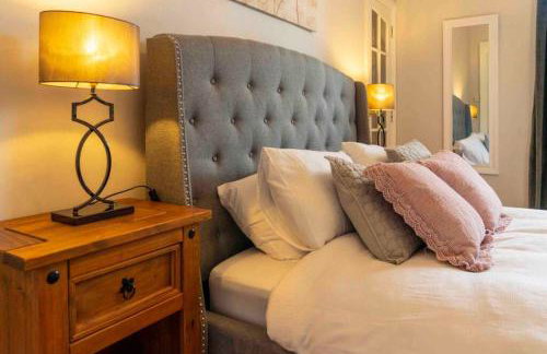 Spacious city centre apartment full of character - Foto 11