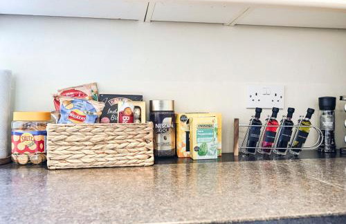 Modern 2BR Apartment for Contractors, Balcony & Fast Wi-Fi, W6 - Foto 26