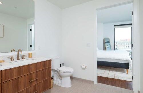 Back-Bay Lux Central 2BR Condo with Rooftop and Parking - Foto 45