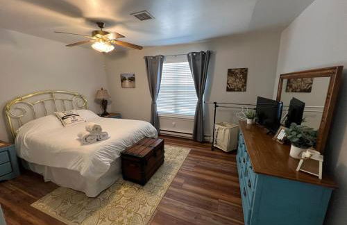 Waterfront retreat minutes from the beach - Foto 27