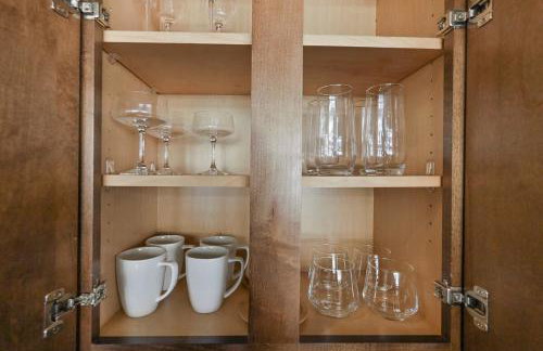 Luxury 1BR Resort Stay with WiFi, Pool, and Desk near Med Center and NRG - Foto 22