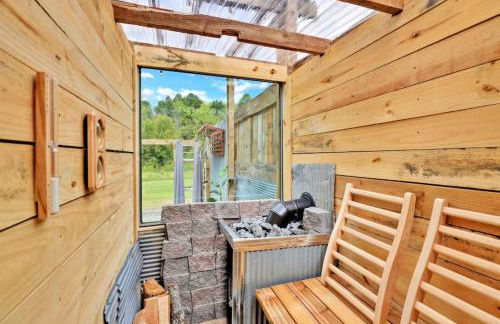 Meadow View Romantic Nature Stay w Barn, Outdoor Tub and Sauna - Foto 7