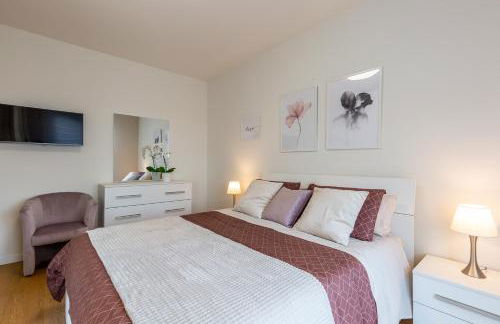 Colombo Palace - viale colombo 358 - Photo 7